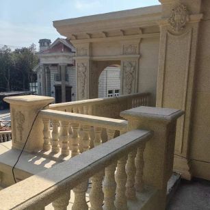 陕西 黄金麻别墅外墙干挂雕花配合阳台栏杆花瓶柱