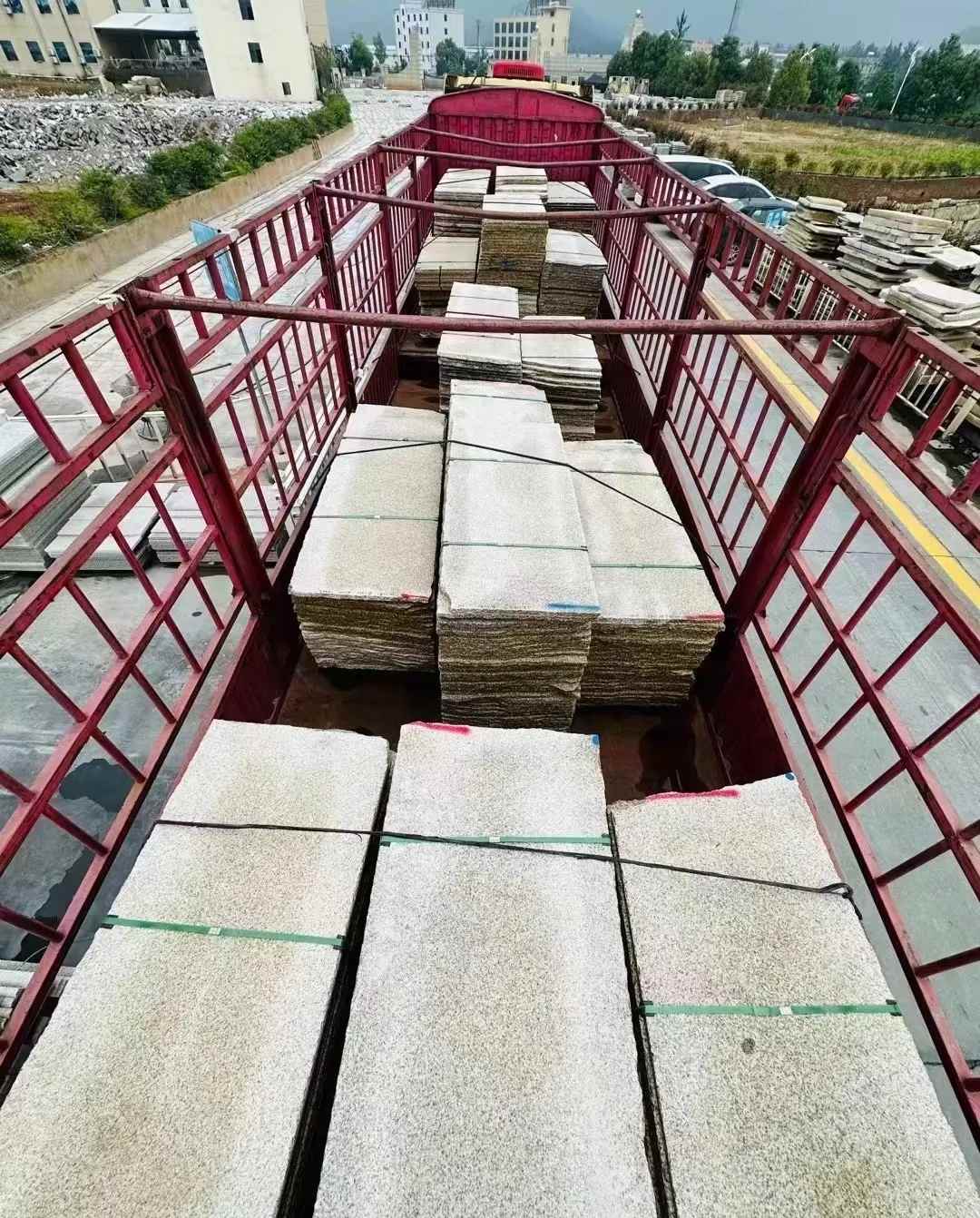 陕西 黄金麻花岗岩荔枝面，光面毛板装车完成