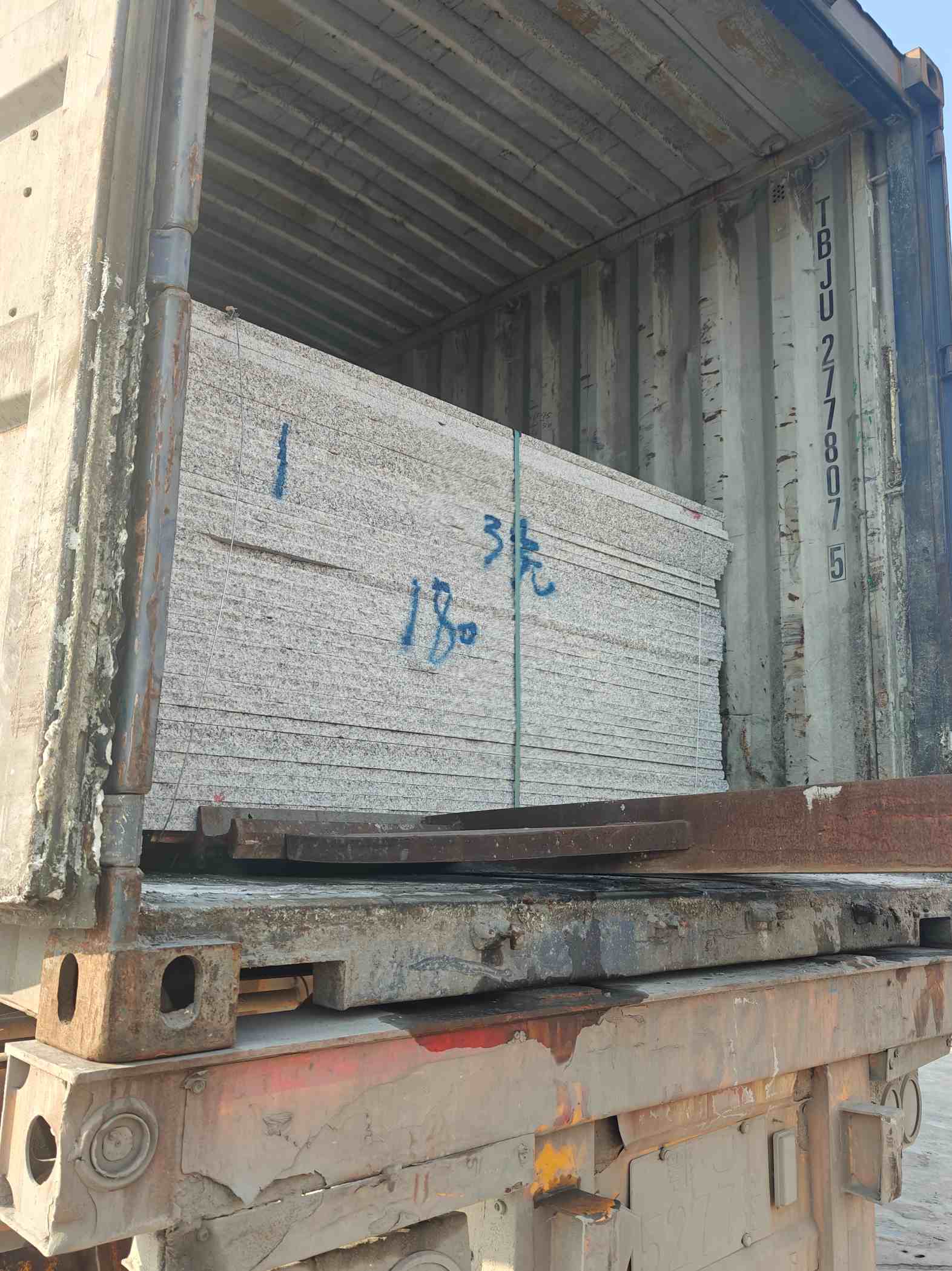 陕西 芝麻白花岗岩石材3.0公分光面毛板装柜出货