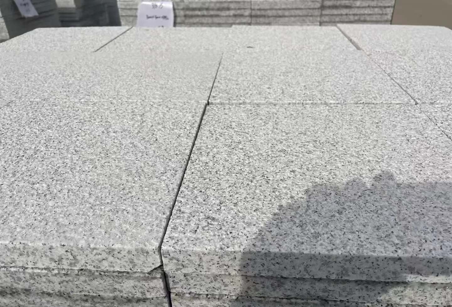 陕西 白麻花岗岩石材推荐 荔枝面地铺石