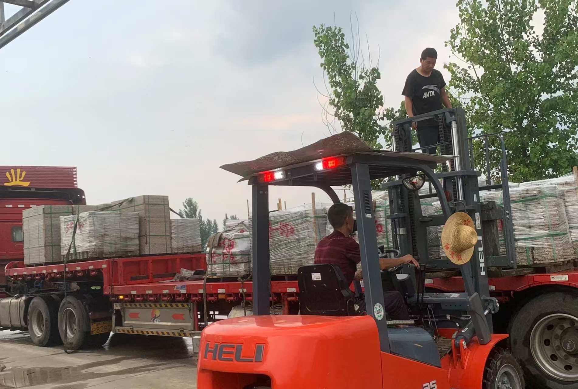 陕西 黄金麻冰裂纹，地铺石装车