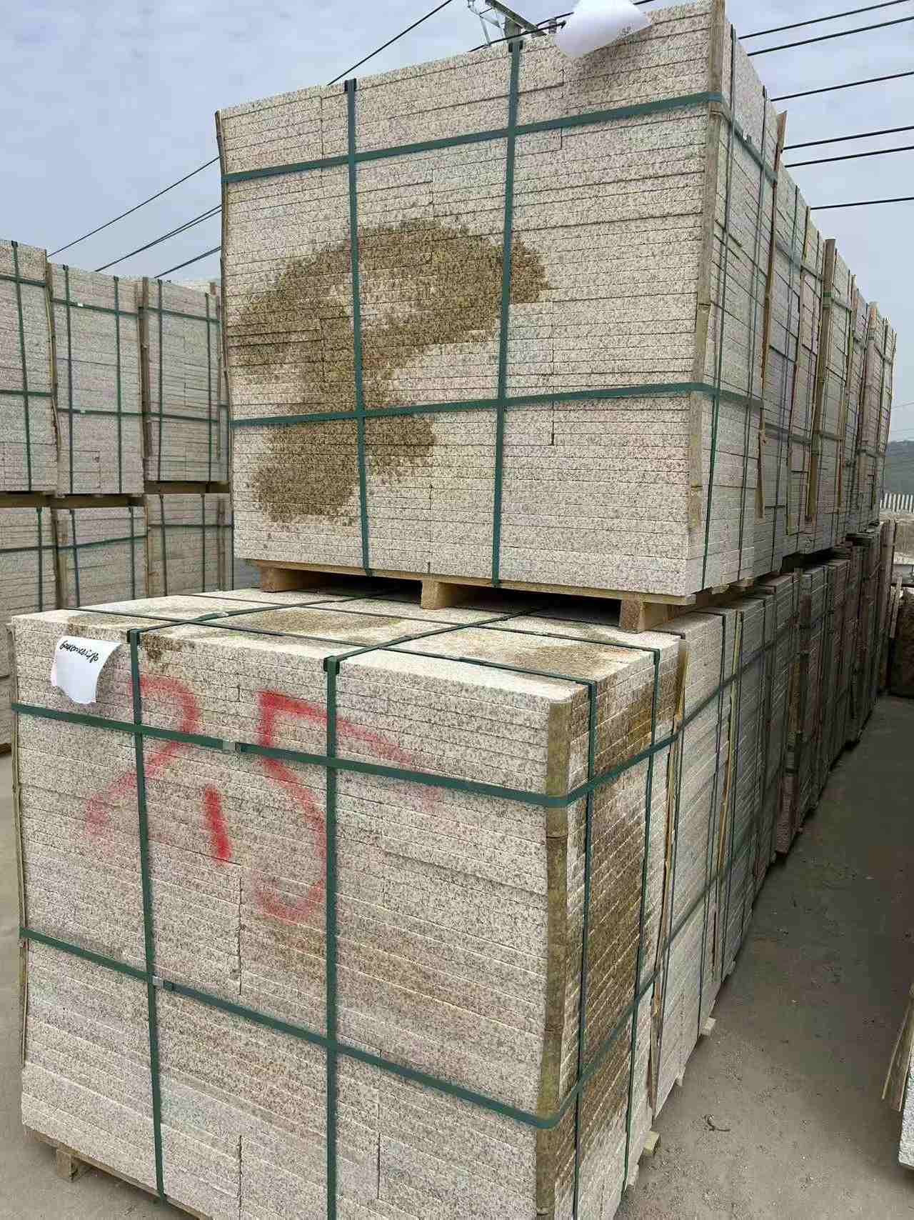 陕西 黄金麻花岗岩石材荔枝面地铺石2.5*300*600