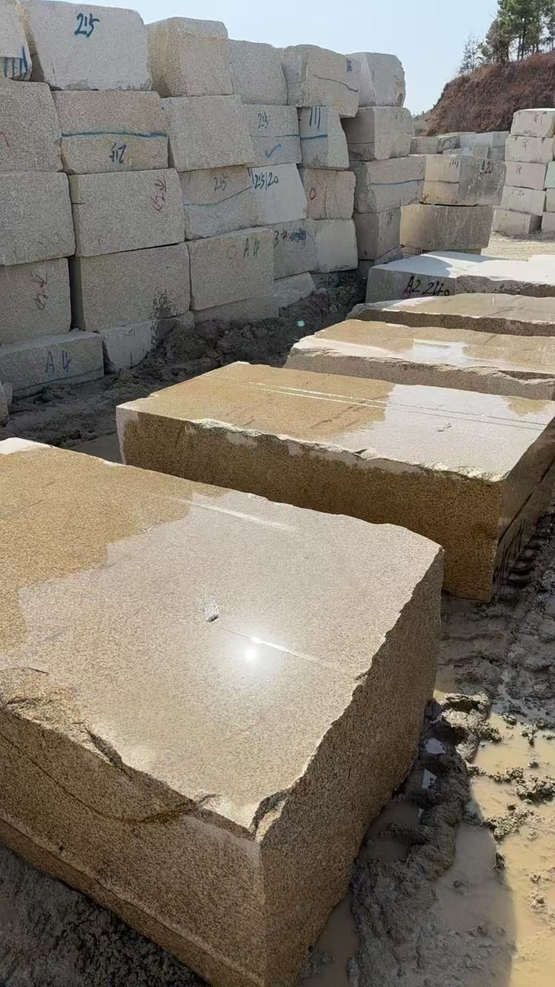 陕西 黄金麻方料堆场洗料分选中，原材料充足