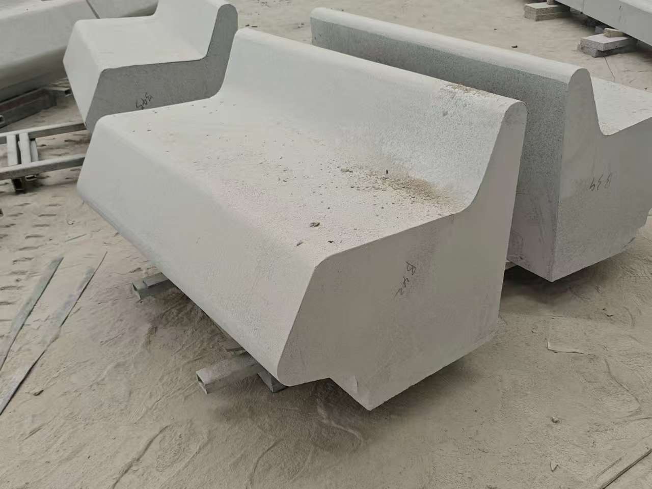 陕西 芝麻白花岗岩异形坐凳，石凳