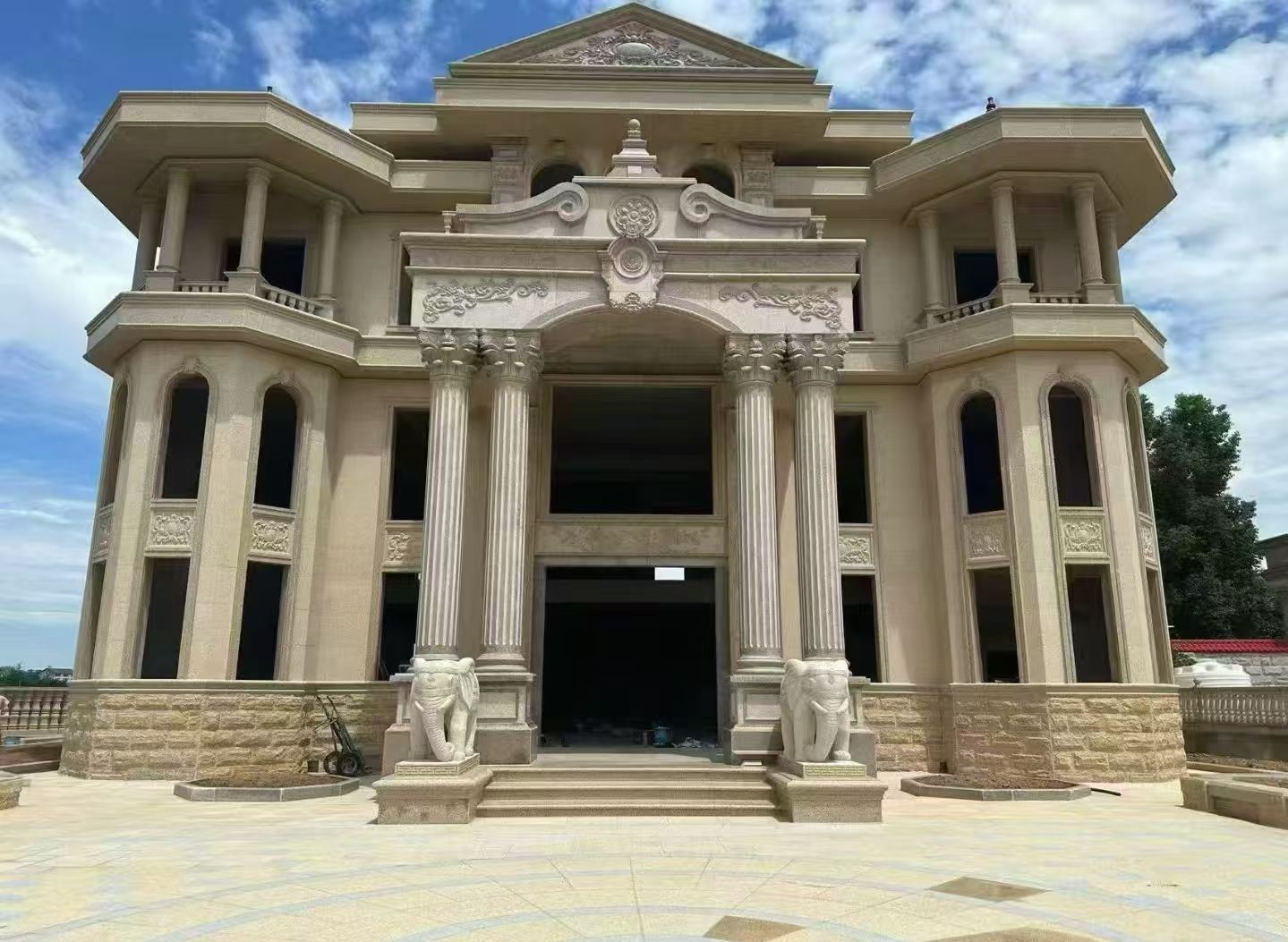 陕西 黄金麻别墅外墙干挂，大柱，大象，蘑菇石，雕花板