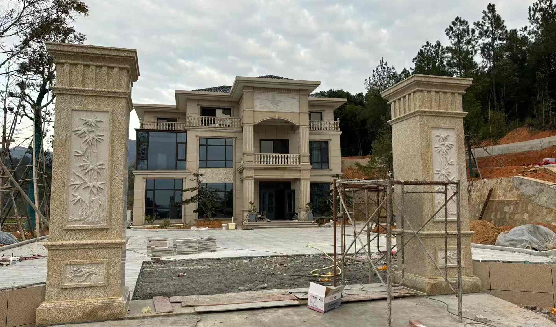 陕西 黄金麻花岗岩别墅雕花外墙干挂配上门口雕花罗马柱