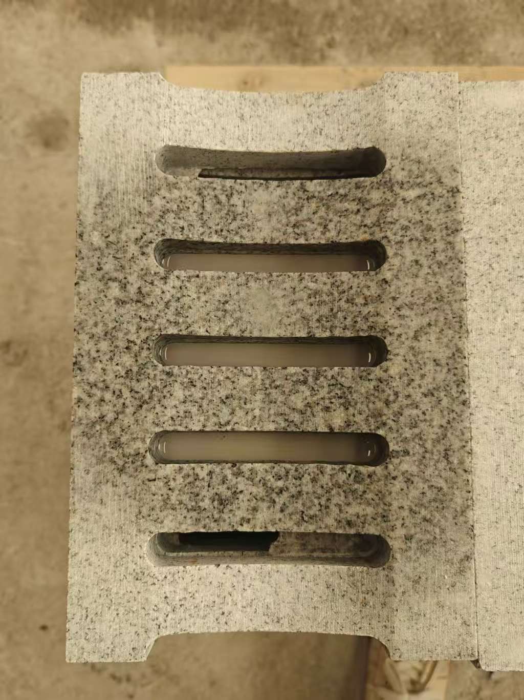 陕西 芝麻白拉丝面花岗岩U型开槽排水槽