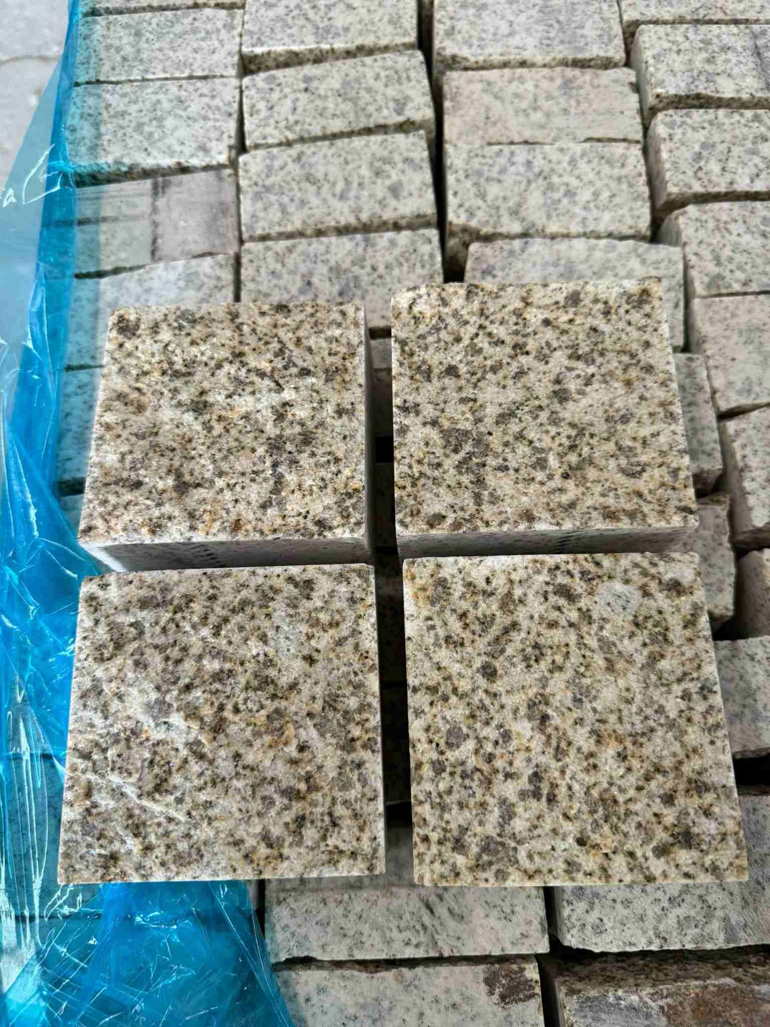 陕西 黄金麻花岗岩自然面小方块，弹石，马蹄石等