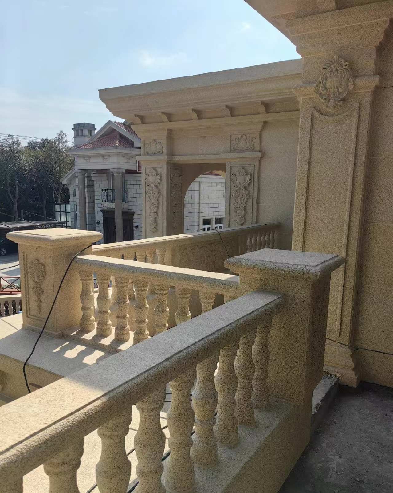 陕西 黄金麻别墅外墙干挂雕花配合阳台栏杆花瓶柱