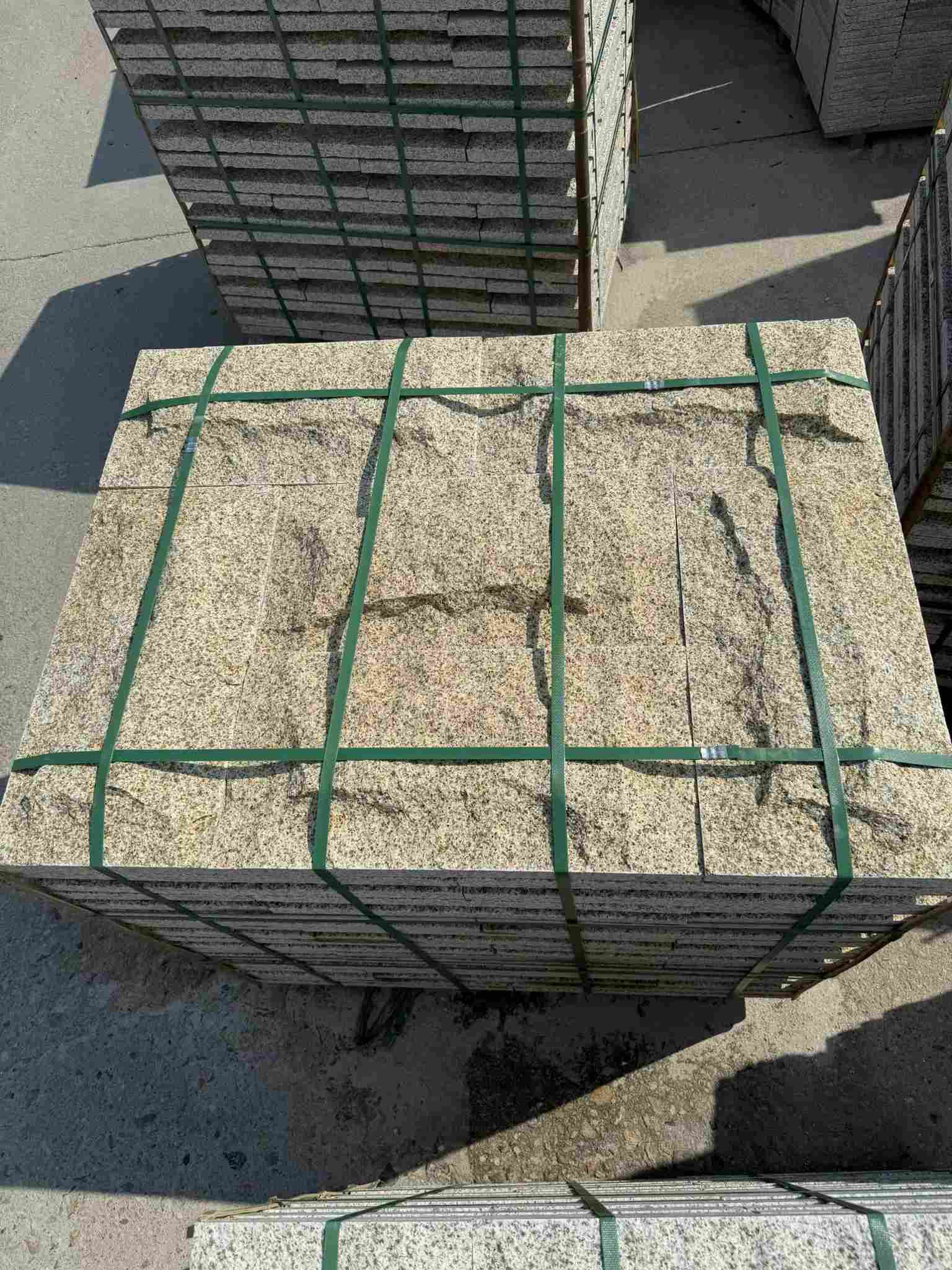 陕西 黄金麻花岗岩石材自然面蘑菇石成品