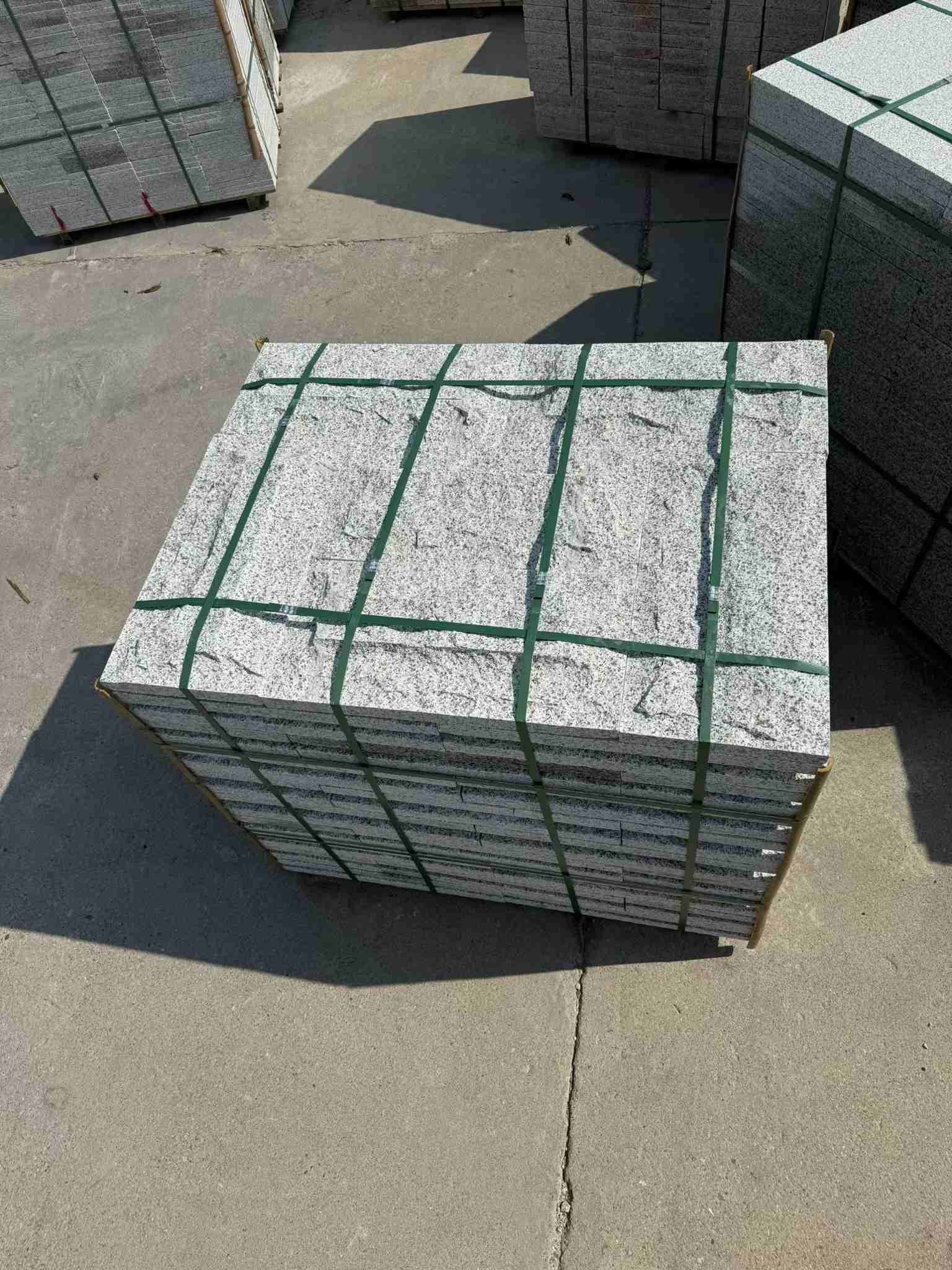 陕西 白麻花岗岩石材自然面蘑菇石成品