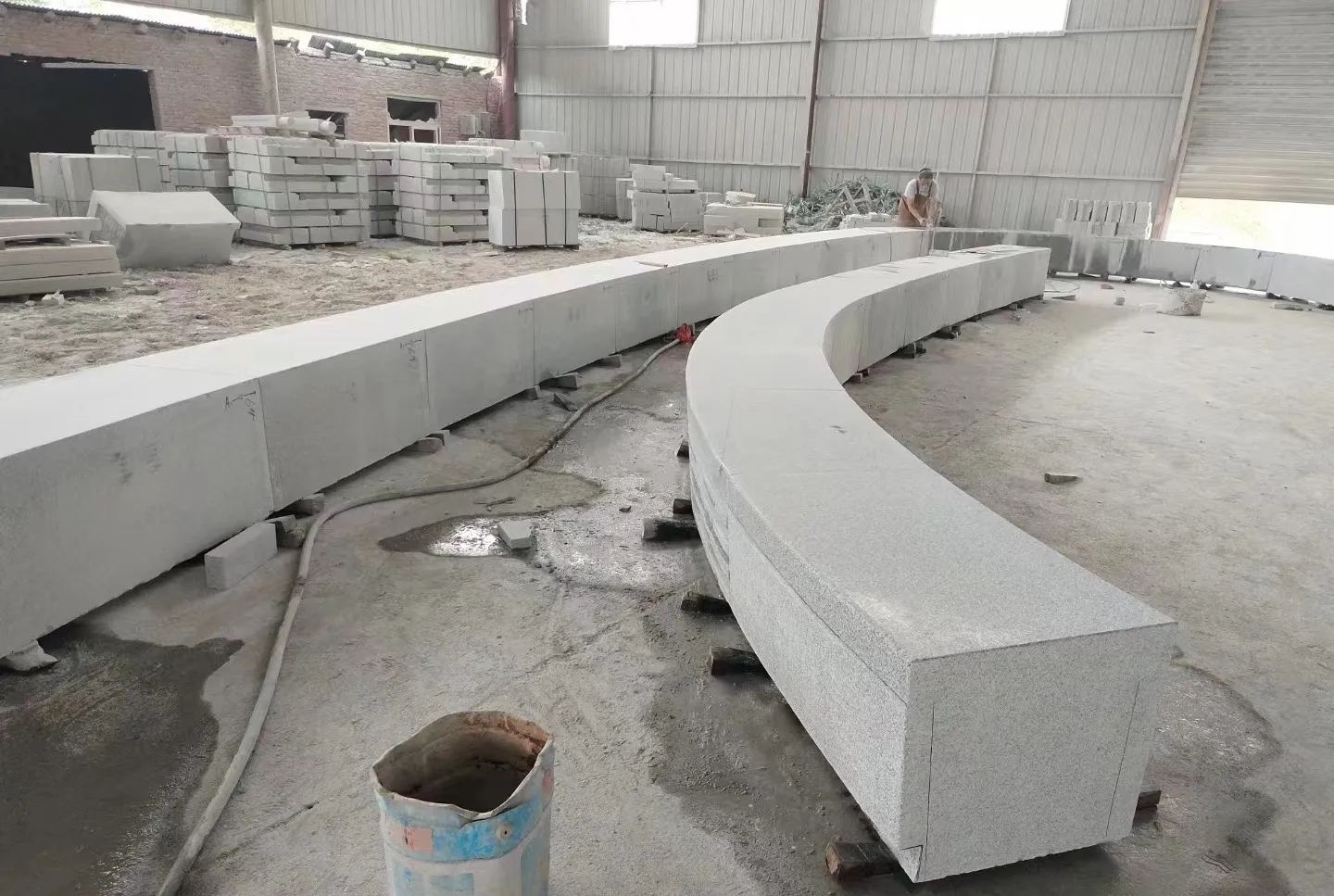 陕西芝麻白花岗岩石板材 园林光面弧形坐凳