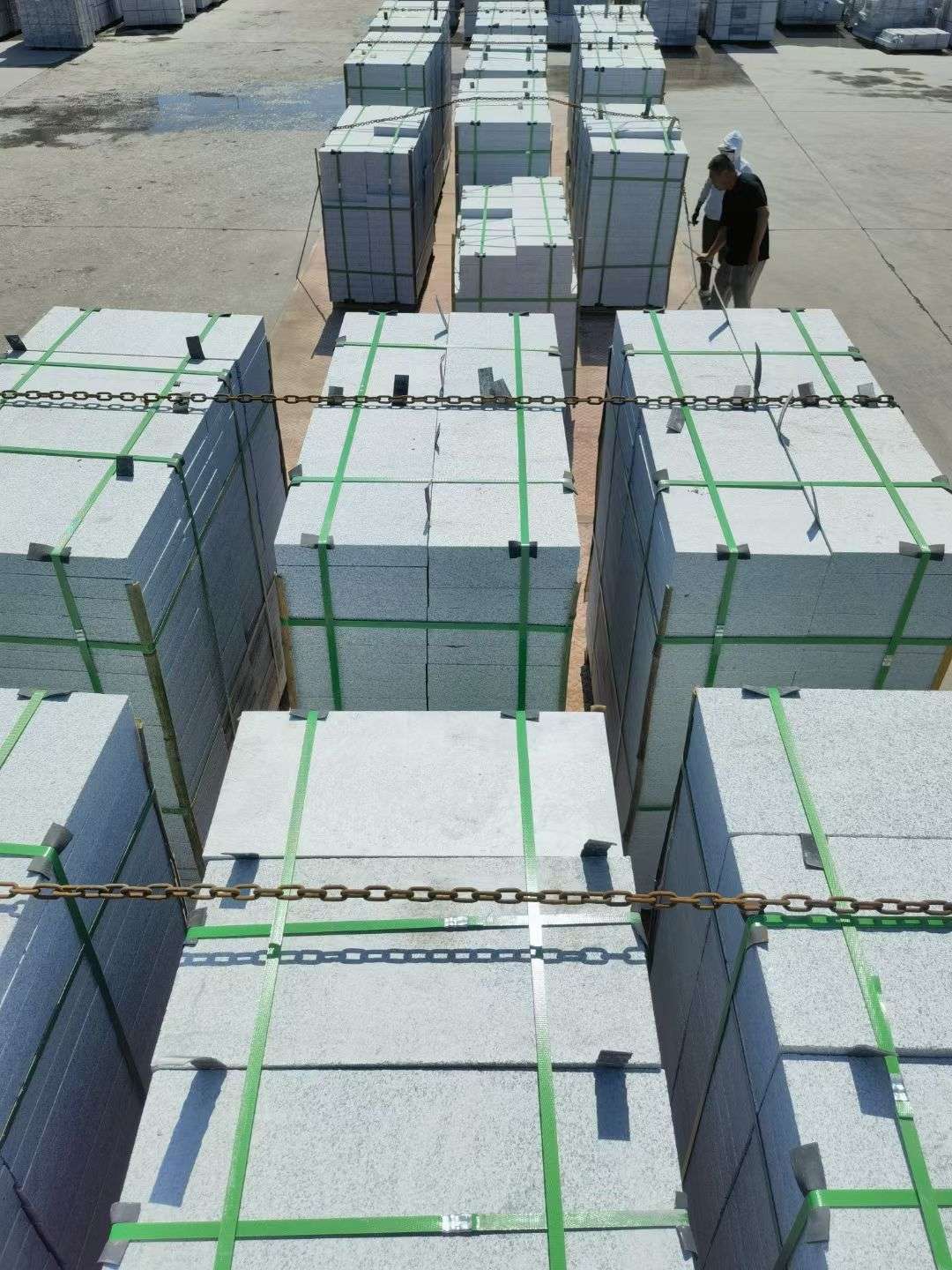 陕西 芝麻白花岗岩5公分地铺石 花岗岩厂家工厂装车日常